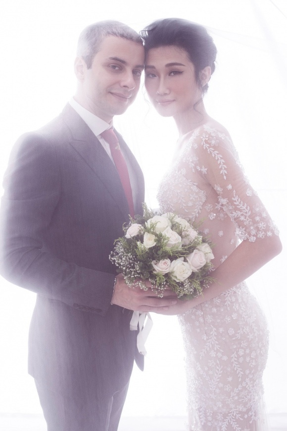 Kha Mỹ Vân rạng ngời hạnh phúc trong loạt ảnh cưới với chồng ngoại quốc
