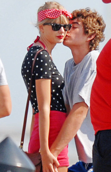 Miley Cyrus sau tất cả vẫn quay lại với người yêu cũ, Taylor Swift 10 năm và 1001 mối tình Miley Cyrus sau tất cả vẫn quay lại với người yêu cũ, Taylor Swift 10 năm và 1001 mối tình