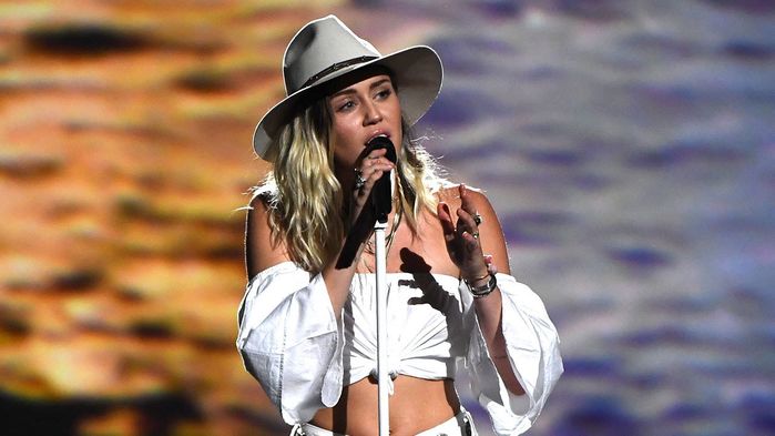 Miley Cyrus sau tất cả vẫn quay lại với người yêu cũ, Taylor Swift 10 năm và 1001 mối tình Miley Cyrus sau tất cả vẫn quay lại với người yêu cũ, Taylor Swift 10 năm và 1001 mối tình