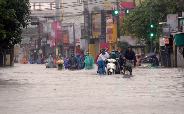Nhà ca sĩ Quang Linh tại Huế ngập sâu 2 mét trong nước lũ