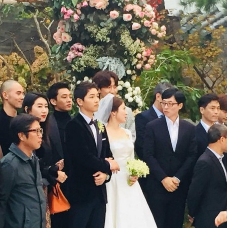 Trong khi Song Joong Ki đứng kế bên nắm chặt tay ủ ấm, đôi mắt của Song Hye Kyo lại đắm đuối nhìn một nam nhân khác