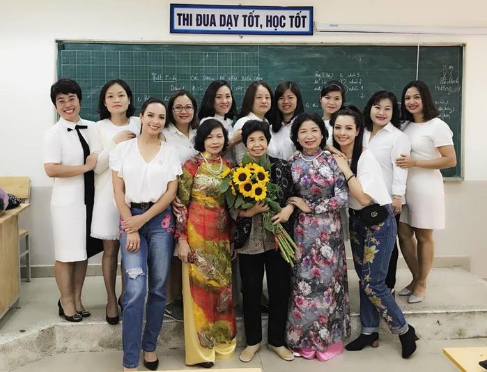 Thúy Hằng - Thúy Hạnh bồi hồi, xúc động khi về thăm ngôi trường cấp 3 nhiều kỷ niệm