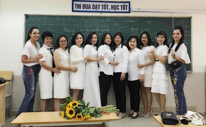 Thúy Hằng - Thúy Hạnh bồi hồi, xúc động khi về thăm ngôi trường cấp 3 nhiều kỷ niệm