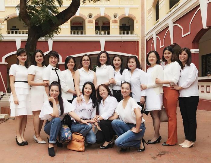 Thúy Hằng - Thúy Hạnh bồi hồi, xúc động khi về thăm ngôi trường cấp 3 nhiều kỷ niệm