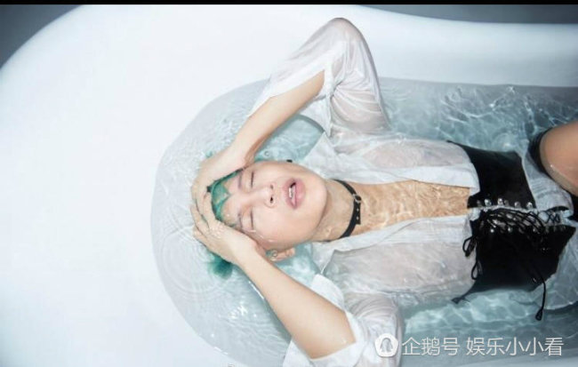 Chán diện đồ da bó, Nhĩ Thái Trần Chí Bằng lại mặc corset nữ khiến khán giả giật mình Chán diện đồ da bó, Nhĩ Thái Trần Chí Bằng lại mặc corset nữ khiến khán giả giật mình