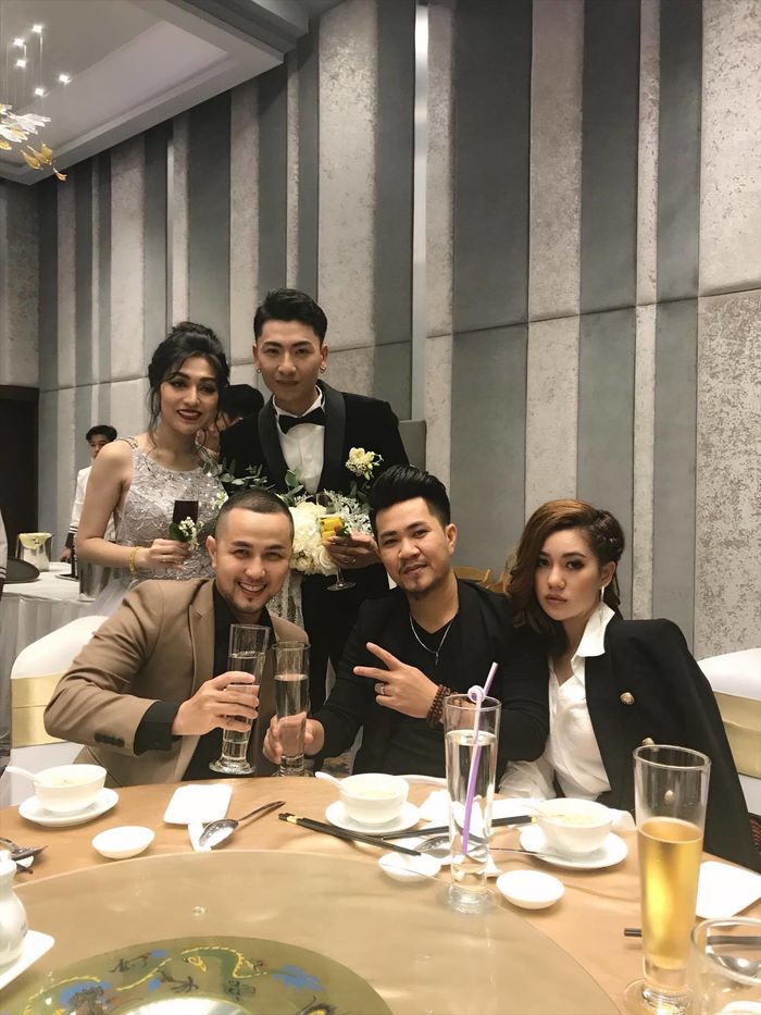 Thêm một siêu mẫu nam điển trai bí mật cưới vợ hot girl ở tuổi 24