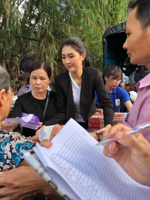 Tường Linh giản dị về quê nhà Phú Yên cứu trợ bà con bị bão lũ Tường Linh giản dị về quê nhà Phú Yên cứu trợ bà con bị bão lũ