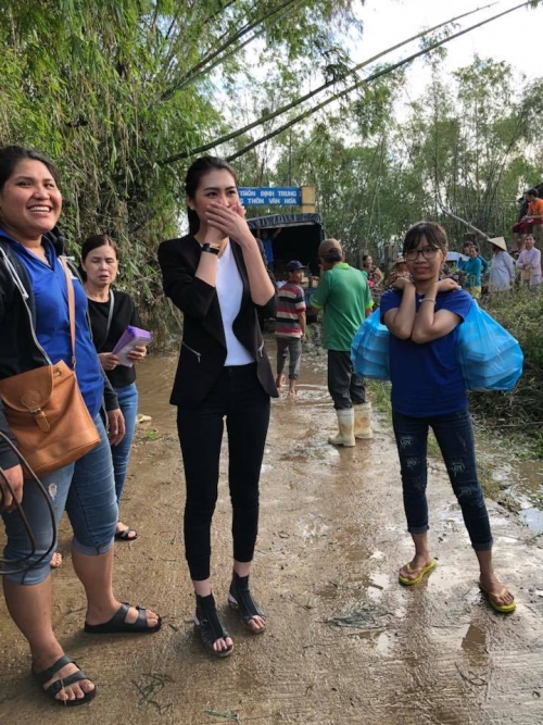 Tường Linh giản dị về quê nhà Phú Yên cứu trợ bà con bị bão lũ Tường Linh giản dị về quê nhà Phú Yên cứu trợ bà con bị bão lũ