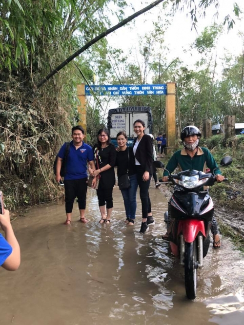 Tường Linh giản dị về quê nhà Phú Yên cứu trợ bà con bị bão lũ Tường Linh giản dị về quê nhà Phú Yên cứu trợ bà con bị bão lũ