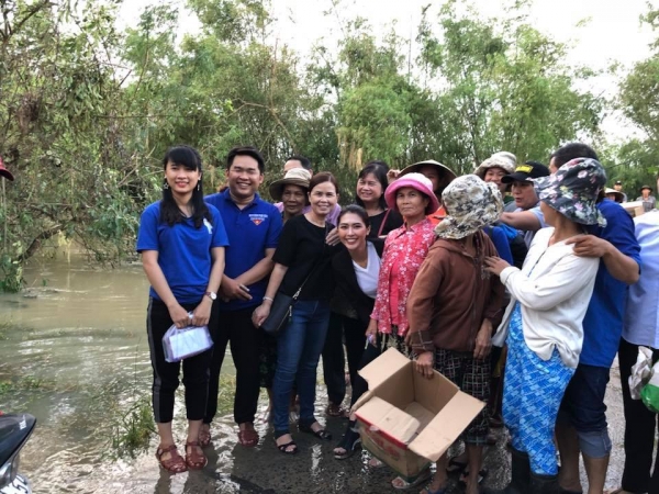 Tường Linh giản dị về quê nhà Phú Yên cứu trợ bà con bị bão lũ Tường Linh giản dị về quê nhà Phú Yên cứu trợ bà con bị bão lũ