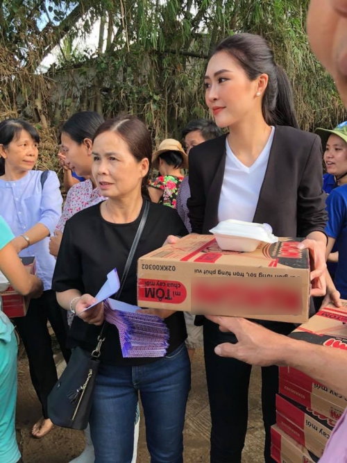 Tường Linh giản dị về quê nhà Phú Yên cứu trợ bà con bị bão lũ Tường Linh giản dị về quê nhà Phú Yên cứu trợ bà con bị bão lũ