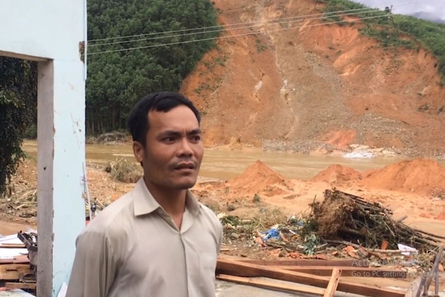 Chuyện chưa từng có ở Quảng Nam: Sạt ở bên kia sông, 4 ngôi nhà bên này sông bị đổ