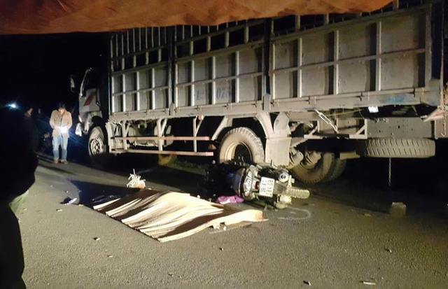 Đâm thẳng vào đuôi xe tải, bố chết, 3 mẹ con nhập viện