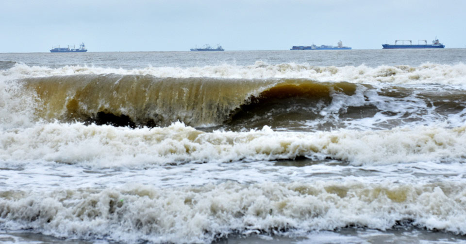 Nghĩa địa tàu hàng bị chìm sau bão số 12 ở biển Quy Nhơn