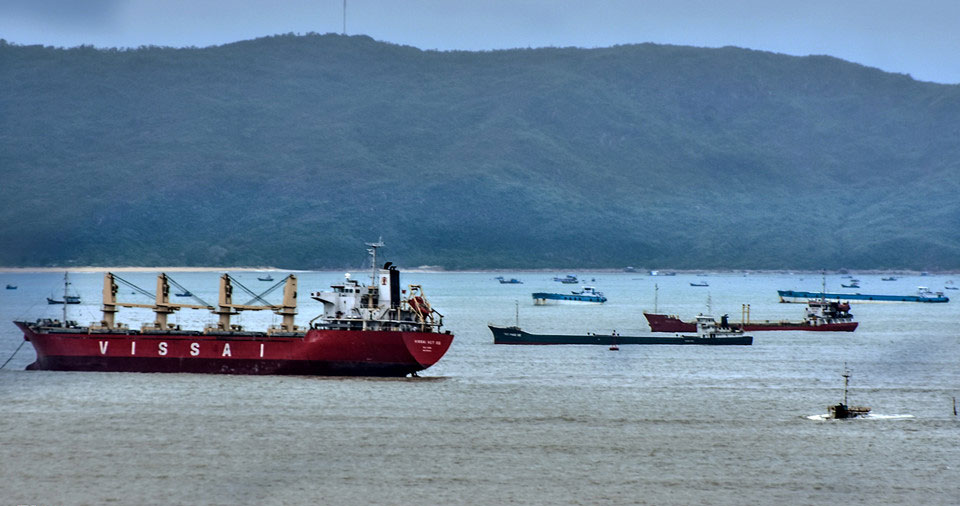 Nghĩa địa tàu hàng bị chìm sau bão số 12 ở biển Quy Nhơn