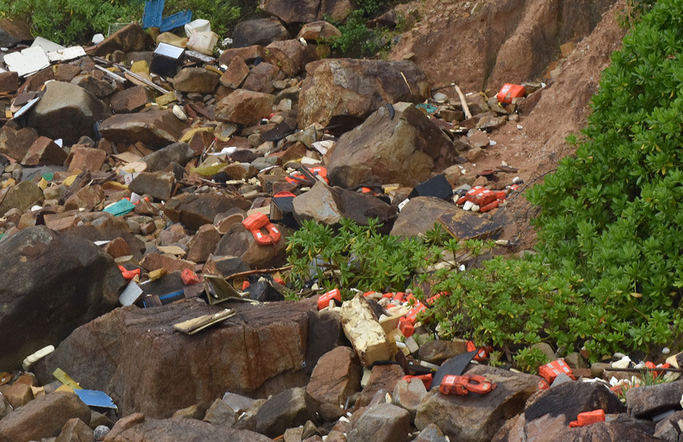 Nghĩa địa tàu hàng bị chìm sau bão số 12 ở biển Quy Nhơn