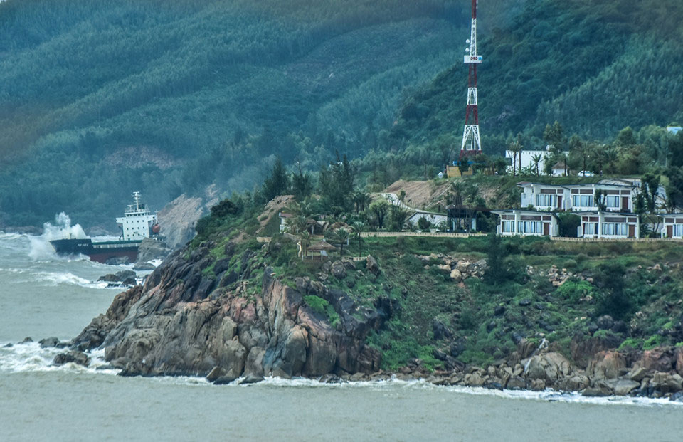 Nghĩa địa tàu hàng bị chìm sau bão số 12 ở biển Quy Nhơn