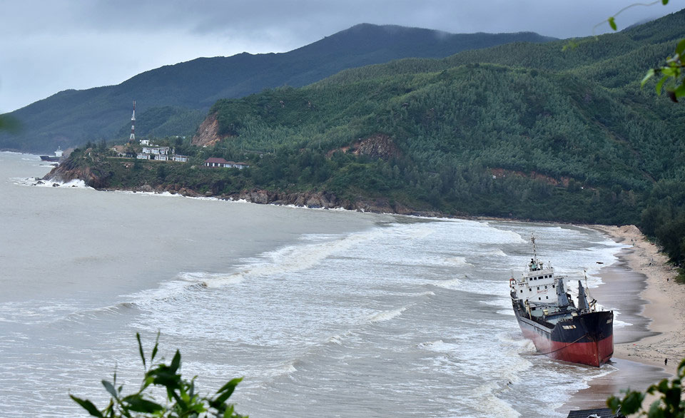 Nghĩa địa tàu hàng bị chìm sau bão số 12 ở biển Quy Nhơn