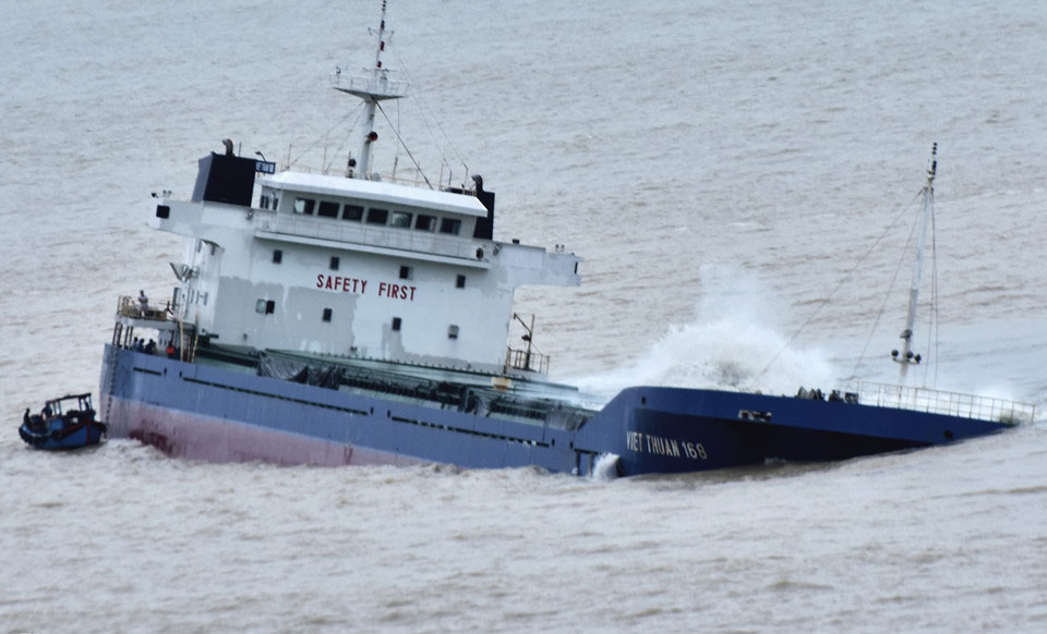 Nghĩa địa tàu hàng bị chìm sau bão số 12 ở biển Quy Nhơn