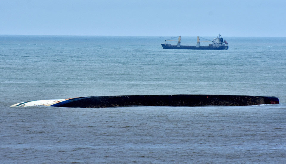 Nghĩa địa tàu hàng bị chìm sau bão số 12 ở biển Quy Nhơn