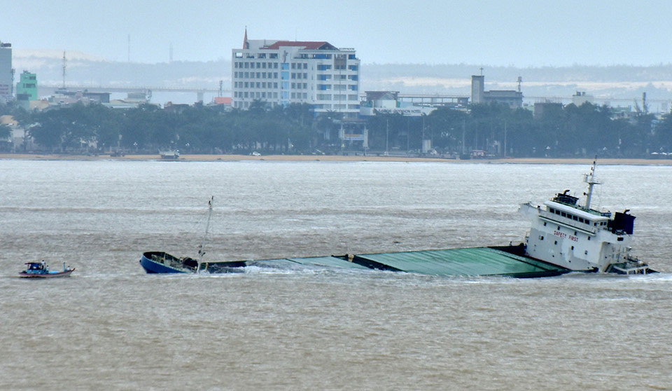 Nghĩa địa tàu hàng bị chìm sau bão số 12 ở biển Quy Nhơn