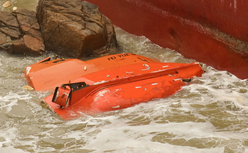 Nghĩa địa tàu hàng bị chìm sau bão số 12 ở biển Quy Nhơn