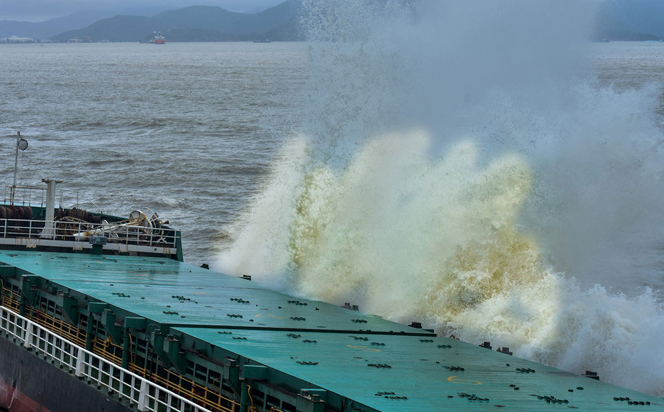 Nghĩa địa tàu hàng bị chìm sau bão số 12 ở biển Quy Nhơn