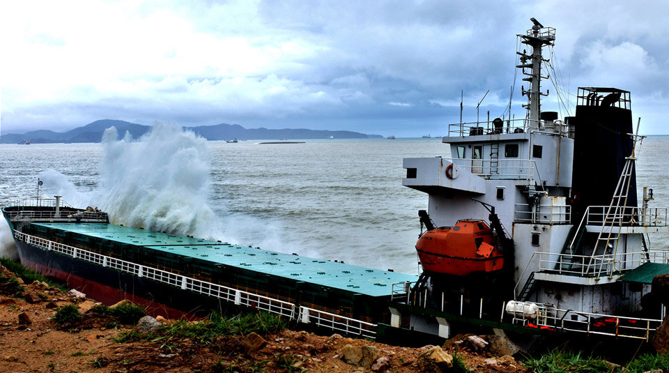 Nghĩa địa tàu hàng bị chìm sau bão số 12 ở biển Quy Nhơn