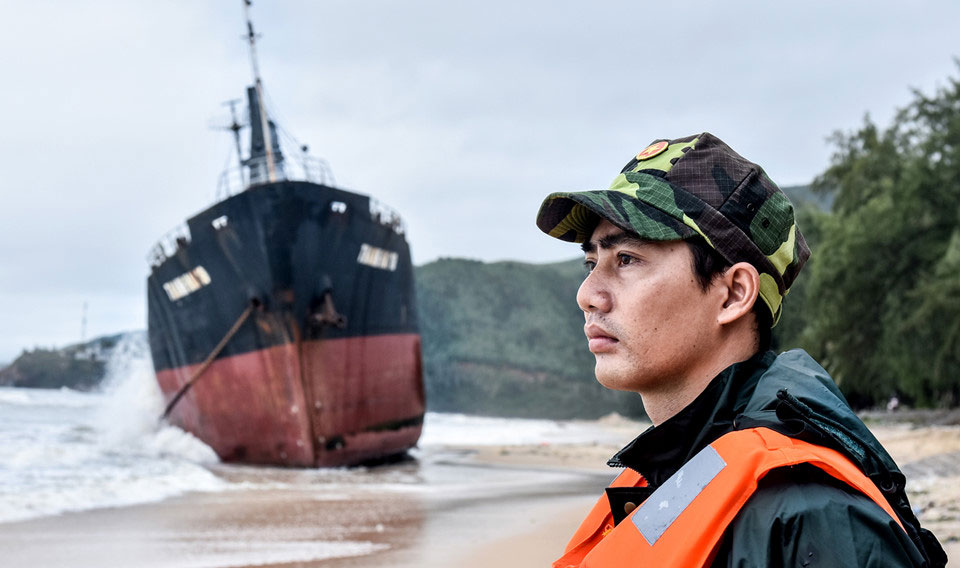 Nghĩa địa tàu hàng bị chìm sau bão số 12 ở biển Quy Nhơn