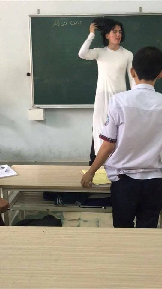 Thầy giáo Tây mặc áo dài, hóa trang thành con gái khi lên lớp Thầy giáo Tây mặc áo dài, hóa trang thành con gái khi lên lớp
