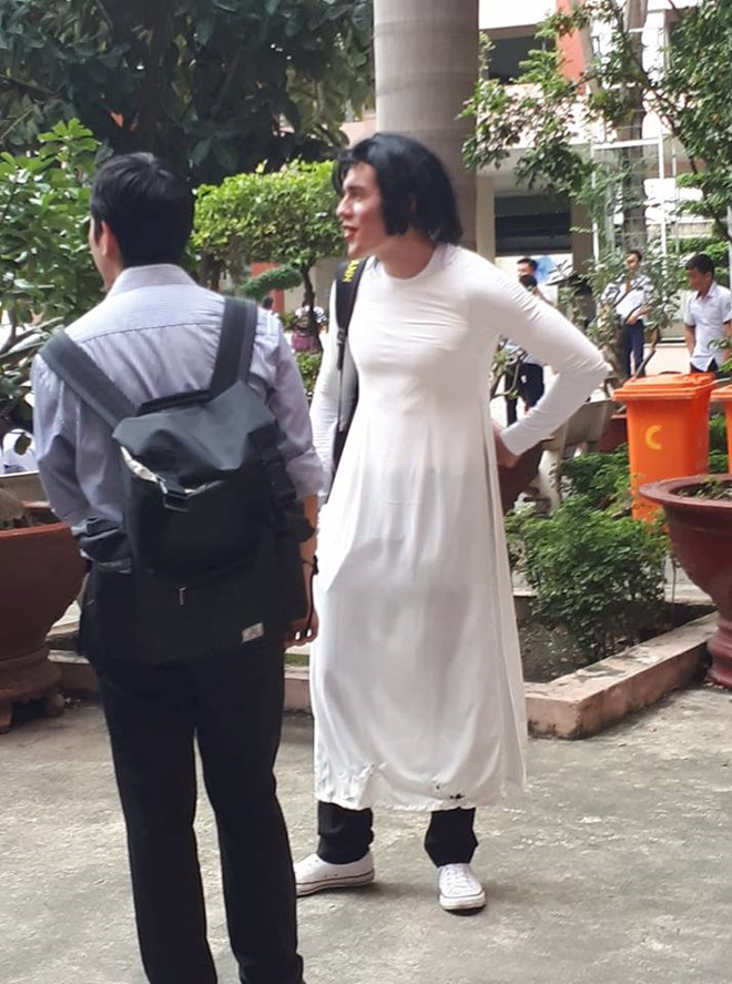 Thầy giáo Tây mặc áo dài, hóa trang thành con gái khi lên lớp Thầy giáo Tây mặc áo dài, hóa trang thành con gái khi lên lớp