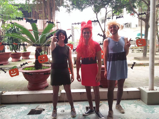 Thầy giáo Tây mặc áo dài, hóa trang thành con gái khi lên lớp