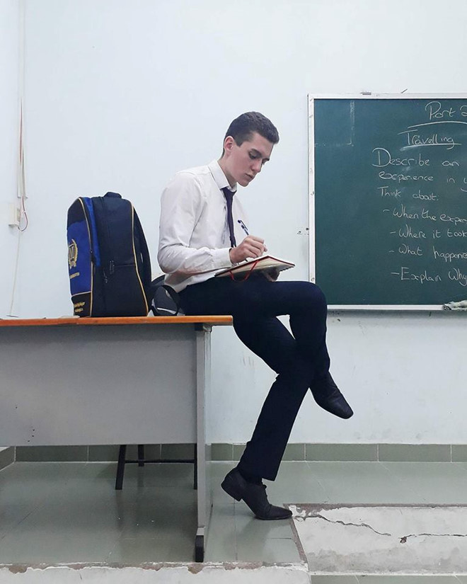 Thầy giáo Tây mặc áo dài, hóa trang thành con gái khi lên lớp