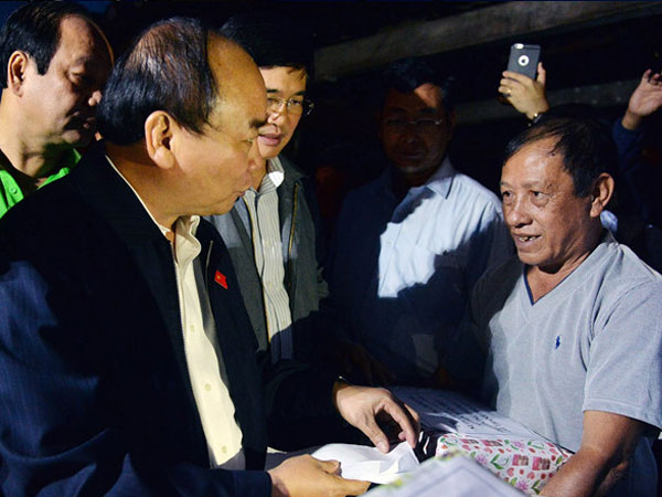 Thủ tướng lội nước động viên người dân vùng lũ Hội An