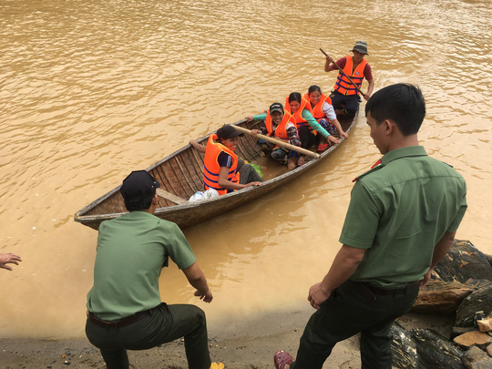 Yêu cầu thủy điện ngừng xả lũ để giải cứu 15 người kẹt trong rừng