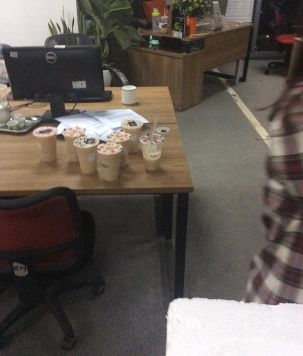 Thanh niên mua 300 cốc trà sữa đi tỏ tình và cái kết chẳng ai mong