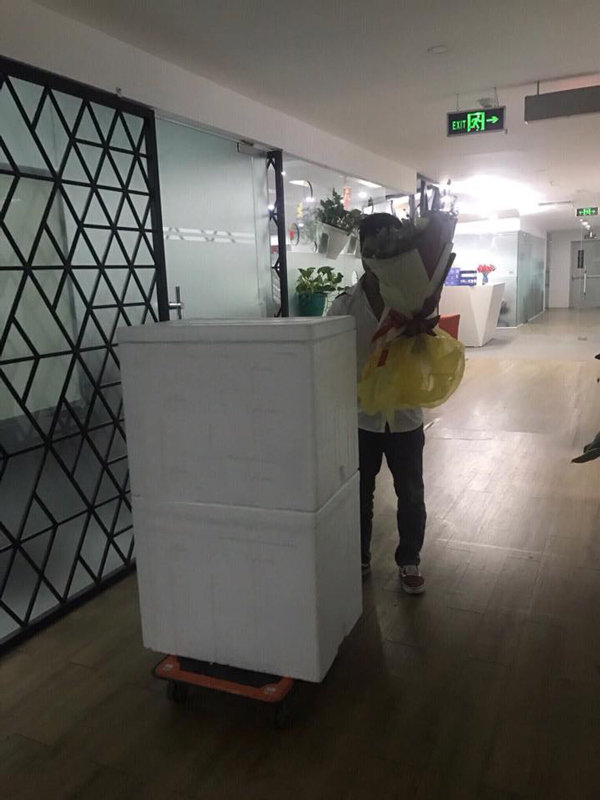 Thanh niên mua 300 cốc trà sữa đi tỏ tình và cái kết chẳng ai mong Thanh niên mua 300 cốc trà sữa đi tỏ tình và cái kết chẳng ai mong
