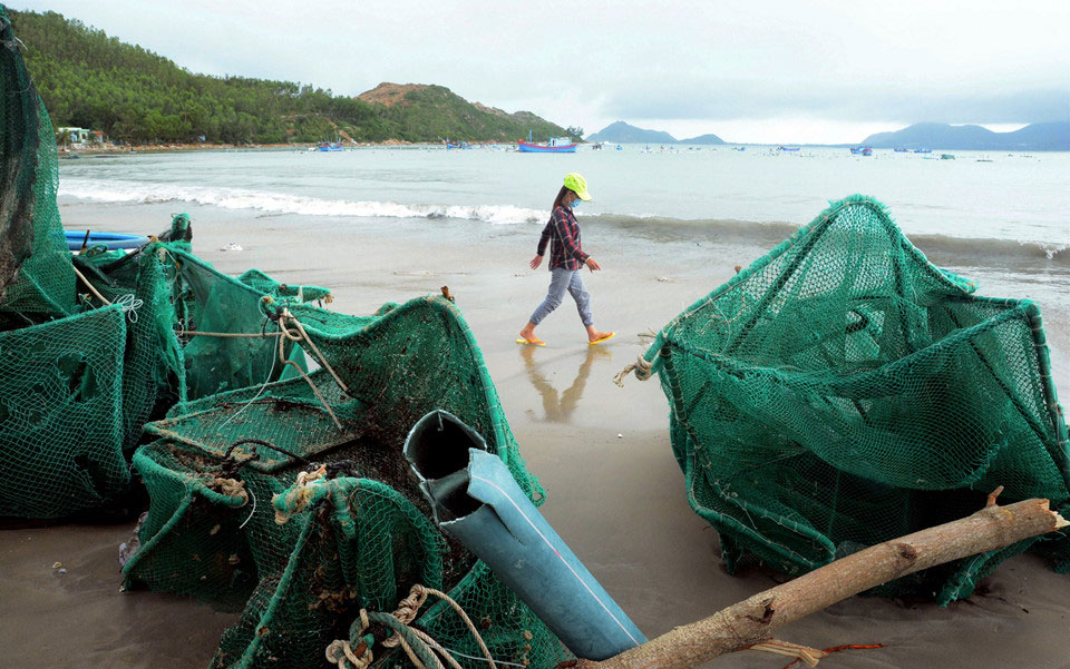 10.000 lồng tôm hùm tan nát sau bão số 12, người dân mất tiền tỷ