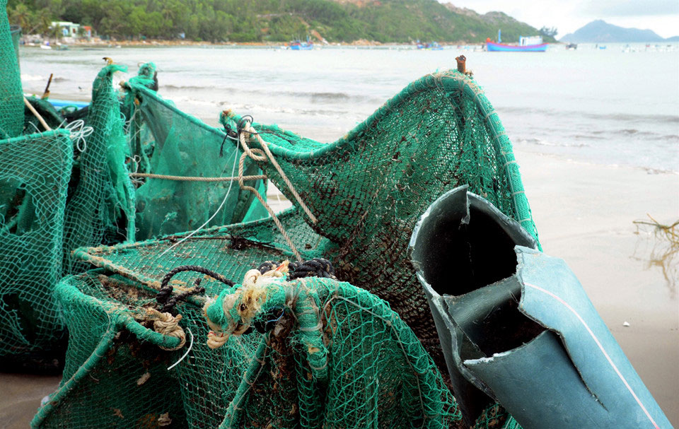 Vương quốc tôm hùm người trắng tay, người lâm cảnh nợ