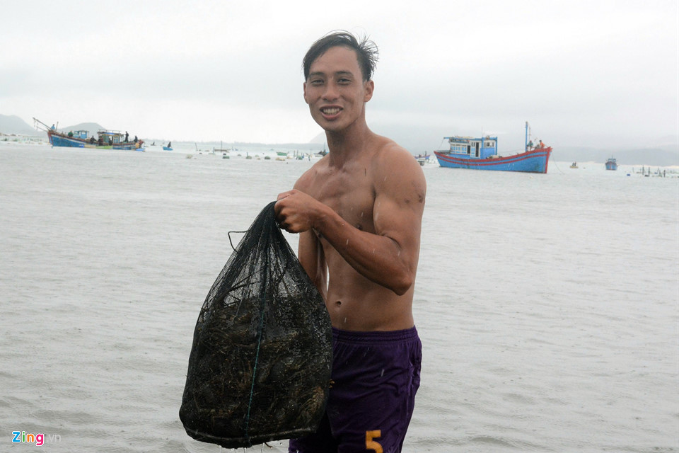 10.000 lồng tôm hùm tan nát sau bão số 12, người dân mất tiền tỷ