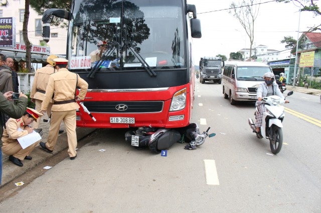 Vừa mua bánh mỳ xong, bé gái 8 tuổi bị xe khách cán chết thảm