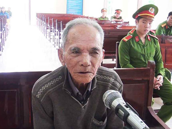 Bị xịt nước, cụ ông 88 tuổi ném lựu đạn vợ chồng con trai ruột