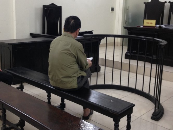 Mẹ bắt quả tang yêu râu xanh hiếp dâm con gái trong bưu điện xã