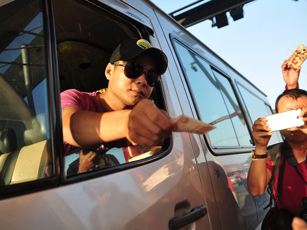 Tài xế trả tiền lẻ làm BOT tuyến tránh Biên Hòa ùn tắc lúc sáng sớm