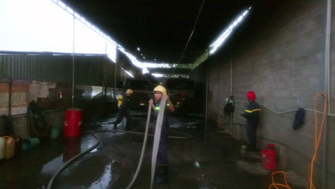 Hai xe bồn chở đầy xăng cháy dữ dội, một tài xế bỏng nặng