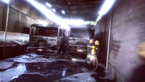 Hai xe bồn chở đầy xăng cháy dữ dội, một tài xế bỏng nặng