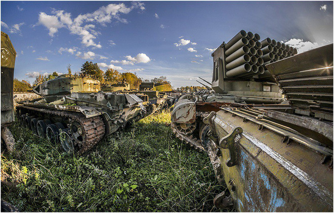 Choáng ngợp trước nghĩa địa xe tăng và trang thiết bị vũ khí của Nga