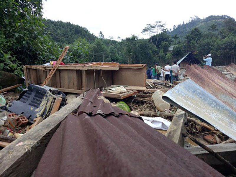 Chính quyền cưỡng chế di dời khẩn, dân vừa ra khỏi nhà 5 phút thì 10 ngôi nhà bị xóa sổ
