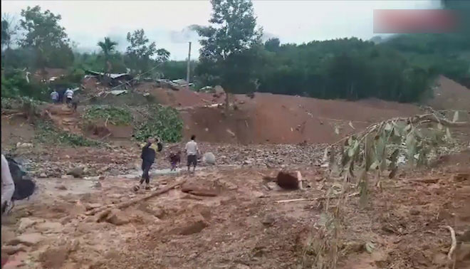 Chính quyền cưỡng chế di dời khẩn, dân vừa ra khỏi nhà 5 phút thì 10 ngôi nhà bị xóa sổ