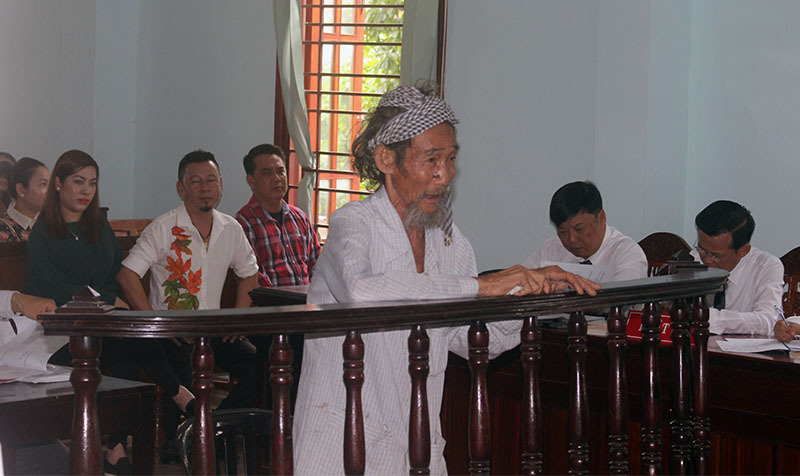 Ông cụ 84 tuổi bị con đòi bỏ tù xiêu vẹo đến toà